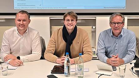 Der neue Geschäftsleiter Christian Simon mit Bürgermeister Max-Emanuel Montgelas und dem zum Jahresende ausscheidenden Geschäftsleiter Klaus Hoffmeister (von links). Der neue Geschäftsleiter Christian Simon mit Bürgermeister Max-Emanuel Montgelas und dem zum Jahresende ausscheidenden Geschäftsleiter Klaus Hoffmeister (von links).