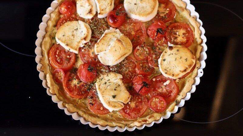 Duftende Kräuter der Provence, feines Olivenöl, Ziegenkäse und viele Tomaten ... die Französische Ziegenkäse-Tomaten-Tarte ist ein herzhaftes Gericht und zugleich eine Erinnerung an einen lauen Sommerabend in der Provence.