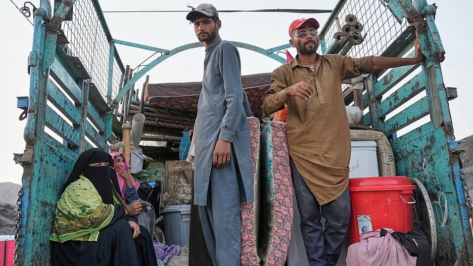 Die Afghaninnen und Afghanen, die bereits eine Aufnahmezusage haben, fürchten, von Pakistan nach Afghanistan abgeschoben zu werden. (Archivfoto) Die Afghaninnen und Afghanen, die bereits eine Aufnahmezusage haben, fürchten, von Pakistan nach Afghanistan abgeschoben zu werden. (Archivfoto)