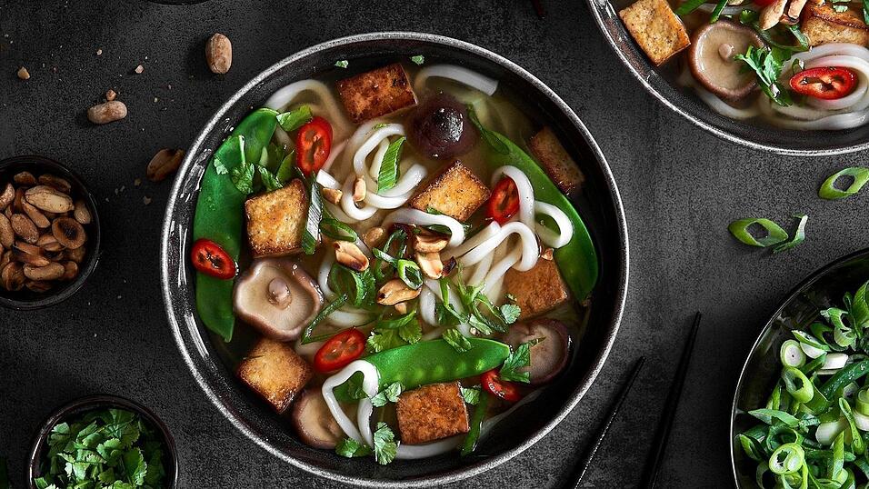 Udon-Nudeln haben ihren Ursprung in Japan. Hergestellt werden sie aus Weizenmehl, Salz und Wasser, wobei ihr Aussehen sich stark von dem Aussehen anderer asiatischer Nudelsorten unterscheidet. Sie sind besonders dick und machen daher schnell satt.