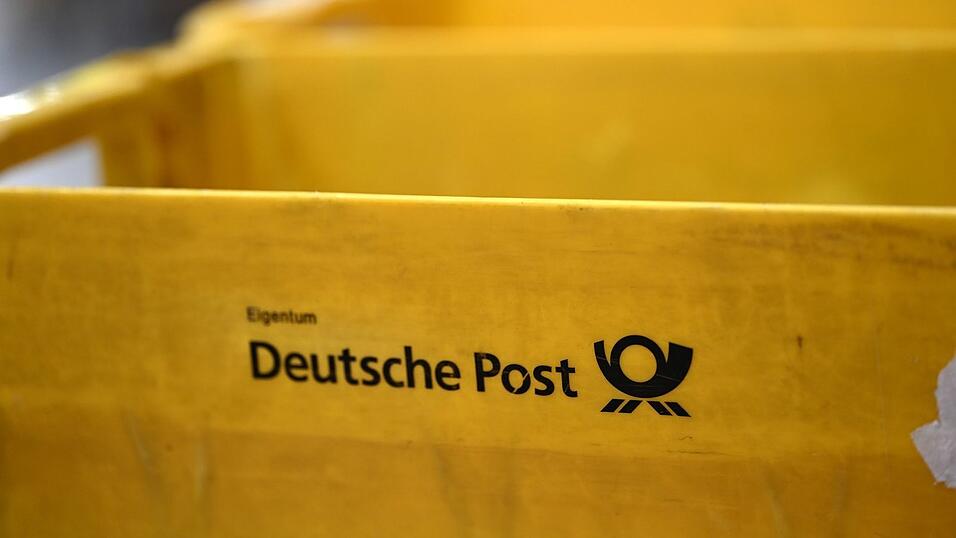 Plastikboxen der Deutschen Post stehen in einer Zustellbasis herum - auch dort könnte der Warnstreik Auswirkungen haben. Plastikboxen der Deutschen Post stehen in einer Zustellbasis herum - auch dort könnte der Warnstreik Auswirkungen haben.