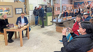 Birgit Mooser-Niefanger, die Enkelin von Alois Koch, und Großneffe Moritz Niefanger präsentierten bei der Finissage in der Schreinerei Christof Moser ihr Buch „Übernächste Generation“ über das Leben und Werk des Künstlers.