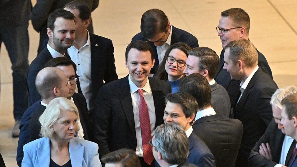 Pascal Reddig (M.), Vorsitzender der Jungen Gruppe der Union im Bundestag, und andere Abgeordnete der Rebellen gegen das Rentenpaket geben bei der namentlichen Abstimmung ihre Stimmkarte ab.