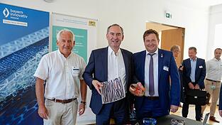 Hubert Aiwanger (Mitte) begutachtete mit Herbert Unnasch (l.), Geschäftsführer der Gründerwerkstatt Glas Zwiesel, und dem stellvertretenden Landrat des Kreises Regen, Andreas Eckl (FW), einige Ausstellungsstücke. Hubert Aiwanger (Mitte) begutachtete mit Herbert Unnasch (l.), Geschäftsführer der Gründerwerkstatt Glas Zwiesel, und dem stellvertretenden Landrat des Kreises Regen, Andreas Eckl (FW), einige Ausstellungsstücke.