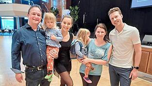 Corinna (2.v.r.) und Peter Schimkus (links) zusammen mit ihren Kindern Emilia und Helena und den 'Let's Dance'-Profitänzern Renata und Valentin Lusin am Internationalen Tanzlehrerkongress im Jahr 2023. Wie vergangene Woche bekanntgegeben wurde, sind die beiden Profitänzer zum ersten Mal Eltern geworden. Renata Lusin ist daher dieses Jahr nicht Teil der RTL-Sendung 'Let's Dance'.