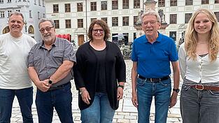 Eine Zwischenbilanz zur Sommerpause zogen die SPD-Kreisräte Martin Pschorr (2.v.r.), Peter Warlimont (l.) und Fraktionsvorsitzender Herbert Bengler zusammen mit der stellvertretenden SPD-Kreisvorsitzenden Manuela Bauer (Mitte) und Johanna Bauer (Beisitzerin im Kreisvorstand und SPD-Ortsverein Moosburg-Hallertau).