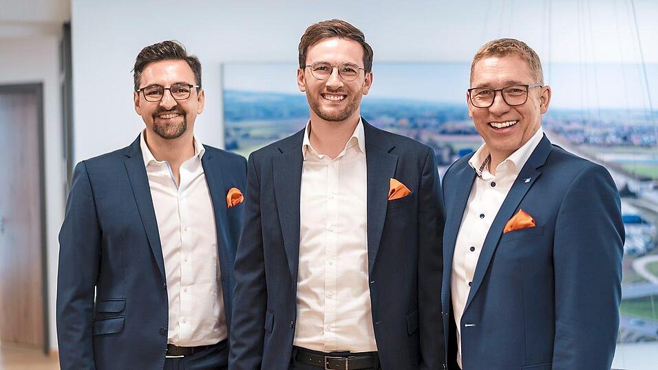 Gut lachen haben VR-Immo-Gesch&auml;ftsf&uuml;hrer Martin Able (r.) und die Bereichsleiter Markus Egger (l.) und Daniel P&ouml;lsterl. Ihre Angebote werden aktuell gut angenommen.