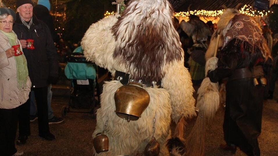 Die Perchtengruppe 'Frisinger Fratz'n' trat am Mittwochabend auf dem Landshuter Christkindlmarkt auf. Die Perchtengruppe 'Frisinger Fratz'n' trat am Mittwochabend auf dem Landshuter Christkindlmarkt auf.