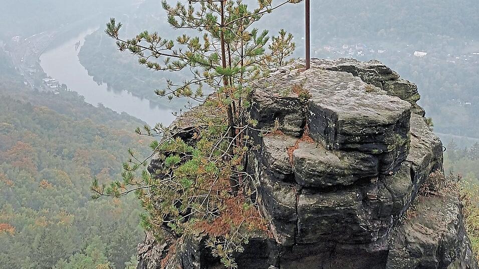 Rund um Děčín gibt es immer wieder eine spektakuläre Sicht auf die Elbe, die in Tschechien Labe heißt. Rund um Děčín gibt es immer wieder eine spektakuläre Sicht auf die Elbe, die in Tschechien Labe heißt.