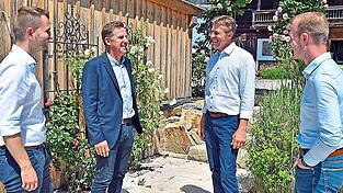 Der designierte Bürgermeisterkandidat Anton Sporrer (3. v. l.) mit Bürgermeister Herbert Sporrer (2. v. l.) und den CSU-Ortsvorsitzenden Michael Hirl und Adrian Loher