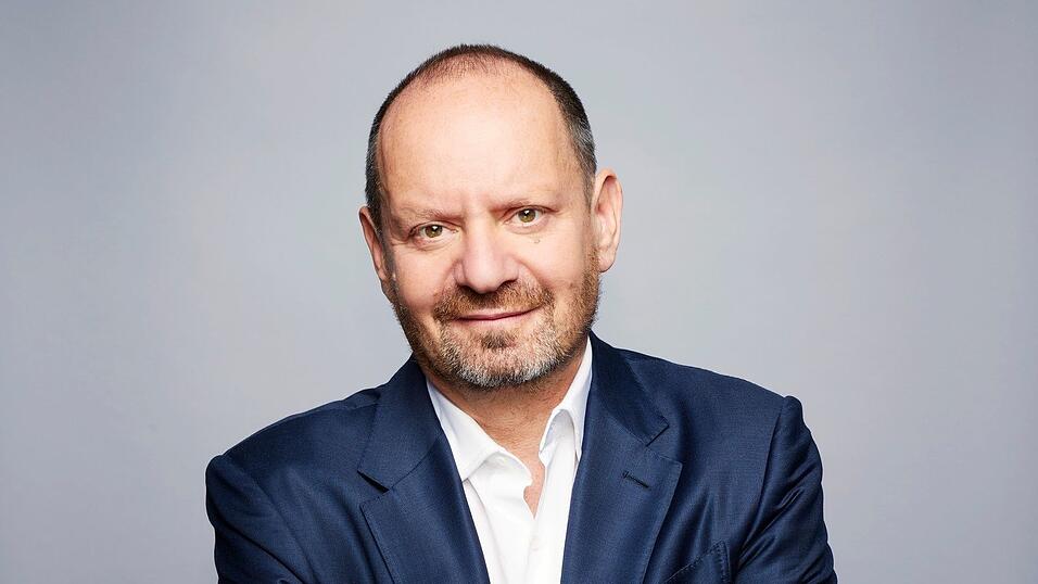 Sands arbeitet am Internationalen Gerichtshof in Den Haag und wirkte an bedeutenden Verfahren des internationalen Rechts mit. Sands arbeitet am Internationalen Gerichtshof in Den Haag und wirkte an bedeutenden Verfahren des internationalen Rechts mit.