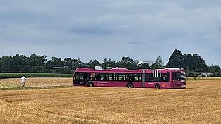 Ein Bus im Kornfeld Ein Bus im Kornfeld