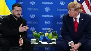 Die ukrainische Regierung stellt sich hinter Selenskyj. Zuvor hatte Trump einen neuen Präsidenten gefordert. (Archivild) Die ukrainische Regierung stellt sich hinter Selenskyj. Zuvor hatte Trump einen neuen Präsidenten gefordert. (Archivild)