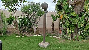 Die Skulptur von Fritz Koenig steht im Garten der Residenz in Dakar.