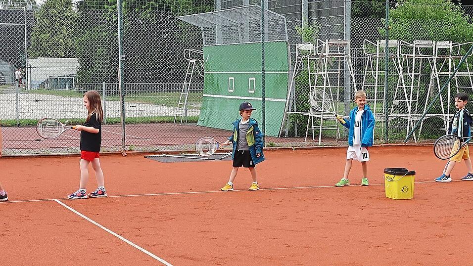 Die zweite Jugendwartin des TC Moosburg, Yvonne Zimmermann (re.), bei der Ballschule mit den Fünf- bis Siebenjährigen. Die zweite Jugendwartin des TC Moosburg, Yvonne Zimmermann (re.), bei der Ballschule mit den Fünf- bis Siebenjährigen.
