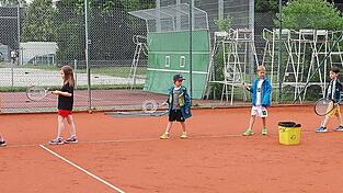 Die zweite Jugendwartin des TC Moosburg, Yvonne Zimmermann (re.), bei der Ballschule mit den Fünf- bis Siebenjährigen.