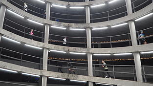 Kälte, Dunkelheit und ein leichter Drehwurm erwarten die 500 Teilnehmer des Laufs am kommenden Samstag in der Spindel. Kälte, Dunkelheit und ein leichter Drehwurm erwarten die 500 Teilnehmer des Laufs am kommenden Samstag in der Spindel.