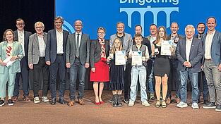 Die Gremiumsmitglieder des Hauptverwaltungs-, Kultur- und Sportausschusses zusammen mit den Goldmedaillentr&auml;gern.