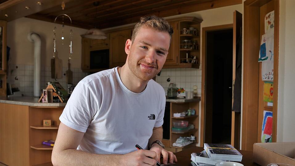 Autogrammkarten hat Albert Kuchler fast immer parat. Auch seiner Mama Karin hat er ein signiertes Packerl dagelassen. Für die Fanpost, die daheim in Lam immer wieder eintrudelt. Autogrammkarten hat Albert Kuchler fast immer parat. Auch seiner Mama Karin hat er ein signiertes Packerl dagelassen. Für die Fanpost, die daheim in Lam immer wieder eintrudelt.