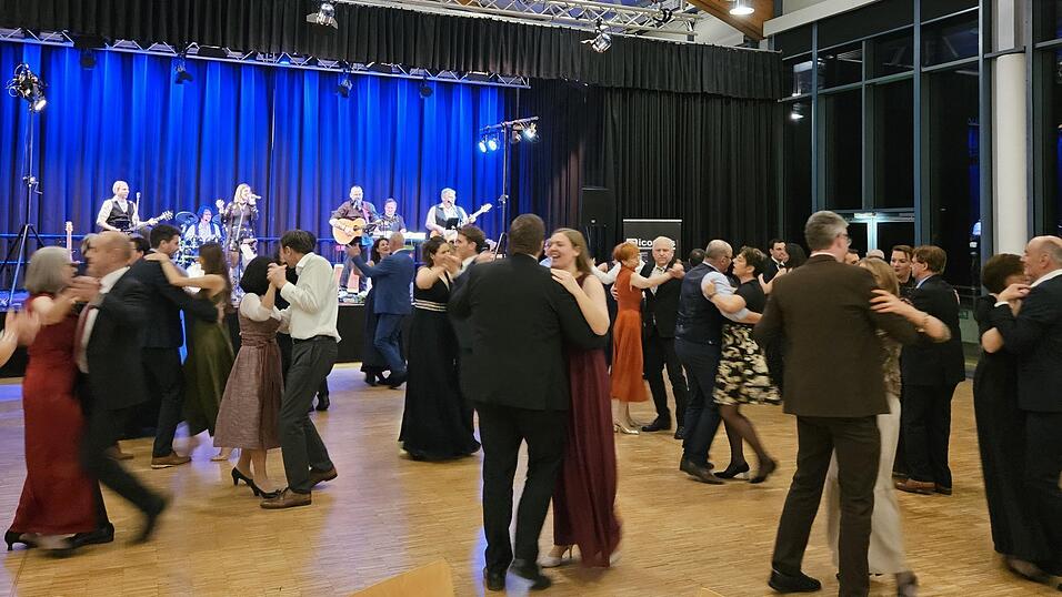 Beschwingter Abend: Zur Musik der 'Picollos' ging es auf das Tanzparkett.