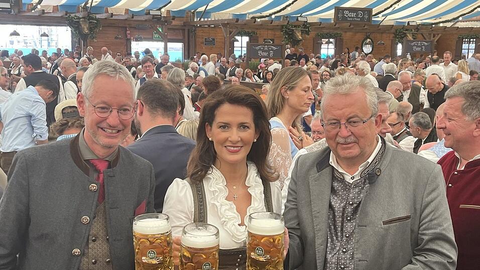 Stoßen zusammen auf ein schönes Gäubodenvolksfest an (v.l.): Straubings Oberbürgermeister Markus Pannermayr, Bayerns Landwirtschaftsministerin Michaela Kaniber und Straubing-Bogens Landrat Josef Laumer. 