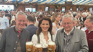 Stoßen zusammen auf ein schönes Gäubodenvolksfest an (v.l.): Straubings Oberbürgermeister Markus Pannermayr, Bayerns Landwirtschaftsministerin Michaela Kaniber und Straubing-Bogens Landrat Josef Laumer. 