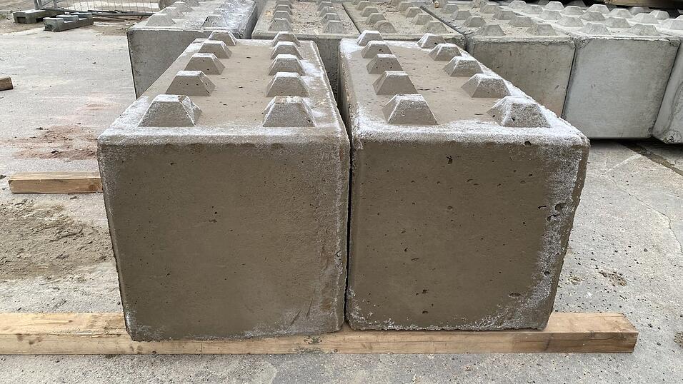 So sehen die ersten aus Klimabeton produzierten Betonblocksteine aus. Im Vergleich zu herk&ouml;mmlichen Betonwaren sparen diese 70 Prozent Ressourcen und 70 Prozent CO2 ein.