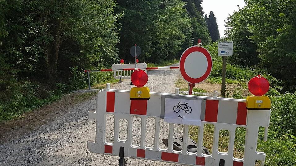 Den Waldbahnradweg bei Grafling haben Autofahrer immer wieder als Abkürzung genutzt. Nun versperrt ihnen eine Schranke die Durchfahrt. Radfahrer dürfen den Weg jedoch weiter befahren. Den Waldbahnradweg bei Grafling haben Autofahrer immer wieder als Abkürzung genutzt. Nun versperrt ihnen eine Schranke die Durchfahrt. Radfahrer dürfen den Weg jedoch weiter befahren.