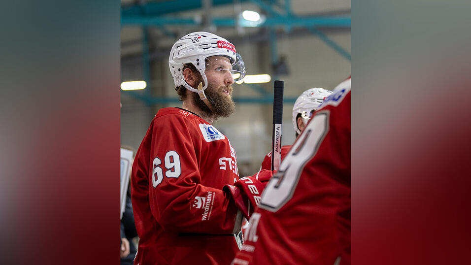Die Eisb&auml;ren Regensburg (rote Trikots) haben am Sonntag zur&uuml;ckgebissen und die DEL2-Finalserie gegen die Kassel Huskies auf 1:1 ausgeglichen.