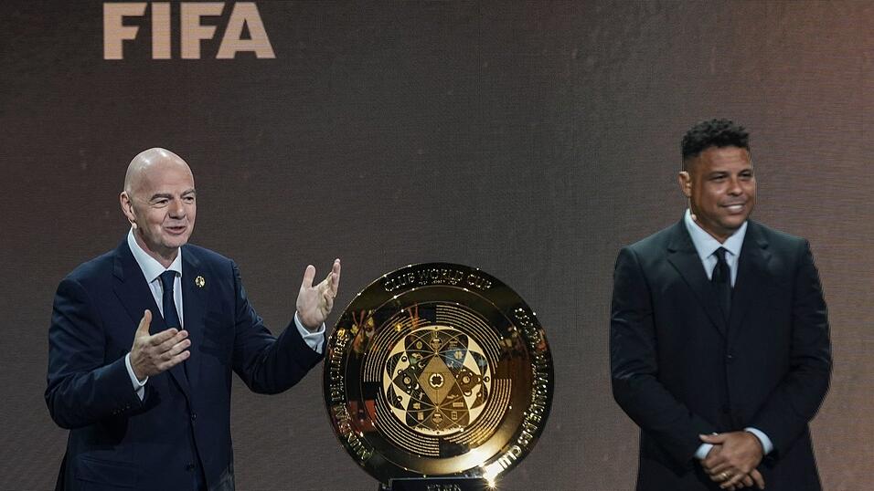 Gianni Infantino (l) und Ex-Profi Ronaldo präsentieren die Trophäe für den neuen Club-Weltmeister. Gianni Infantino (l) und Ex-Profi Ronaldo präsentieren die Trophäe für den neuen Club-Weltmeister.