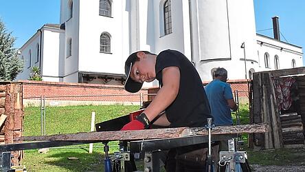 Im Schatten der Vilsbiburger Wallfahrtskirche Maria Hilf sägten, hämmerten und pinselten die jungen Baumeister an ihren Holzhütten.