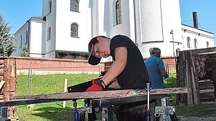 Im Schatten der Vilsbiburger Wallfahrtskirche Maria Hilf sägten, hämmerten und pinselten die jungen Baumeister an ihren Holzhütten.