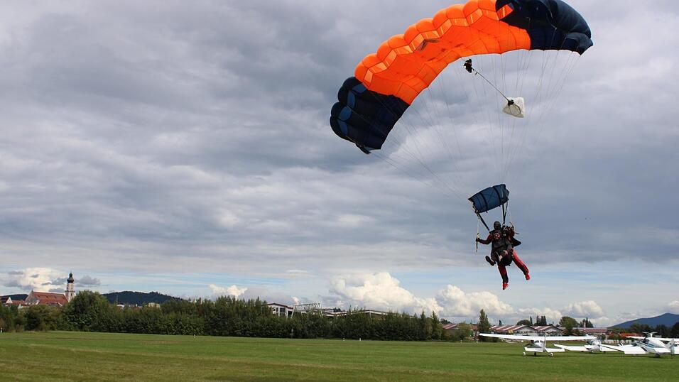 Sicher wieder zur&uuml;ck am Boden des Chamer Flugplatzes: Die Tandemspringer, die sich mutig mit dem Fallschirm aus luftigen H&ouml;hen hinabst&uuml;rzen.