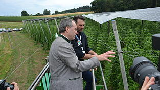 Bayerns Wirtschaftsminister Hubert Aiwanger, hier zusammen mit dem Hopfenpflanzer Josef Wimmer bei seinem Besuch im Juli 2023 in Neuhub, zählt zu den glühenden Verfechtern von Agri-PV.