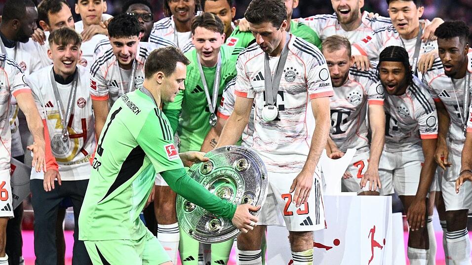 Bayern-Kapit&auml;n Manuel Neuer (vl) wird nach dem Spiel gegen den 1. FC K&ouml;ln wie 2025 wieder die Meisterschale &uuml;berrreicht bekommen. (Archivbild)
