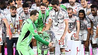 Bayern-Kapit&auml;n Manuel Neuer (vl) wird nach dem Spiel gegen den 1. FC K&ouml;ln wie 2025 wieder die Meisterschale &uuml;berrreicht bekommen. (Archivbild)
