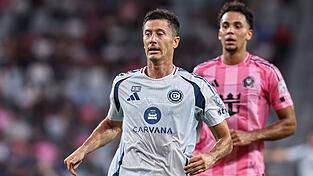Robert Lewandowski (l) hat sein Debüt in der MLS mit Chicago Fire verloren. Robert Lewandowski (l) hat sein Debüt in der MLS mit Chicago Fire verloren.