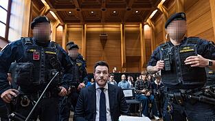 Der Investor Ren&eacute; Benko ist wegen Sch&auml;digung seiner Gl&auml;ubiger zu zweieinhalb Jahren Haft verurteilt worden