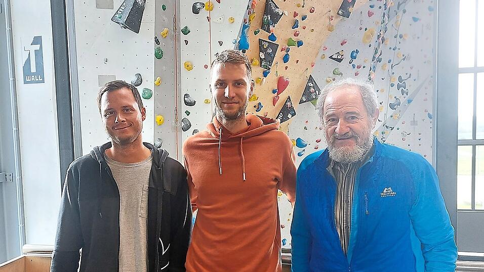 Wollen ihrem Kletterkumpel Toni Sailer, der bei einem unverschuldeten Verkehrsunfall beide Beine verlor, unter die Arme greifen und organisieren eine Hilfsaktion: Johannes Einsle, Lukas Garhammer und Wolfgang Angermeir (v. l.) vor einer der Kletterwände. Wollen ihrem Kletterkumpel Toni Sailer, der bei einem unverschuldeten Verkehrsunfall beide Beine verlor, unter die Arme greifen und organisieren eine Hilfsaktion: Johannes Einsle, Lukas Garhammer und Wolfgang Angermeir (v. l.) vor einer der Kletterwände.