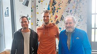 Wollen ihrem Kletterkumpel Toni Sailer, der bei einem unverschuldeten Verkehrsunfall beide Beine verlor, unter die Arme greifen und organisieren eine Hilfsaktion: Johannes Einsle, Lukas Garhammer und Wolfgang Angermeir (v. l.) vor einer der Kletterwände. Wollen ihrem Kletterkumpel Toni Sailer, der bei einem unverschuldeten Verkehrsunfall beide Beine verlor, unter die Arme greifen und organisieren eine Hilfsaktion: Johannes Einsle, Lukas Garhammer und Wolfgang Angermeir (v. l.) vor einer der Kletterwände.