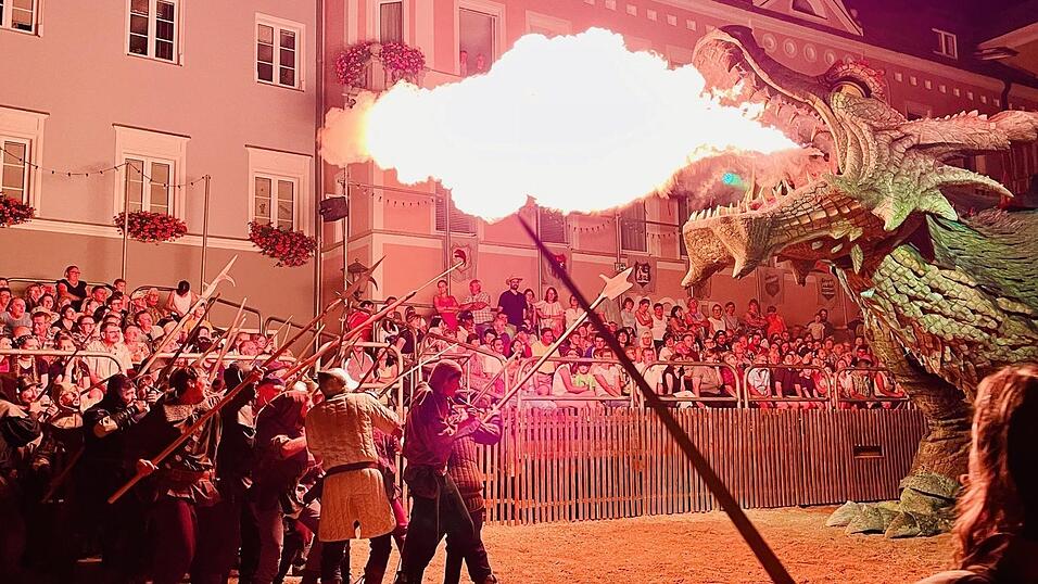 Das gro&szlig;e Finale naht, wenn die Sattelbogener gegen den Drachen k&auml;mpfen und Ritter Udo ihn dann t&ouml;tet.