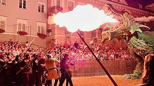 Das große Finale naht, wenn die Sattelbogener gegen den Drachen kämpfen und Ritter Udo ihn dann tötet. Das große Finale naht, wenn die Sattelbogener gegen den Drachen kämpfen und Ritter Udo ihn dann tötet.