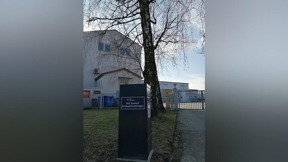 Wird leider nicht immer gefunden, obwohl deutlich gekennzeichnet: Der Briefkasten für die ausgefüllten Briefwahl-Stimmzettel vor der Einfahrt zum VHS-Parkplatz am Steinweg 56.