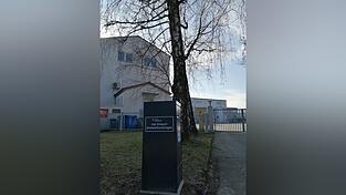 Wird leider nicht immer gefunden, obwohl deutlich gekennzeichnet: Der Briefkasten für die ausgefüllten Briefwahl-Stimmzettel vor der Einfahrt zum VHS-Parkplatz am Steinweg 56.