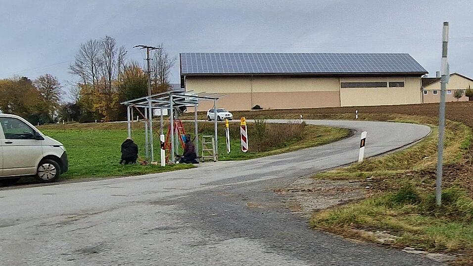 Die Firma Plankl baut das Bushäuschen gerade auf.
