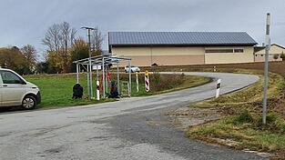 Die Firma Plankl baut das Bushäuschen gerade auf. Die Firma Plankl baut das Bushäuschen gerade auf.