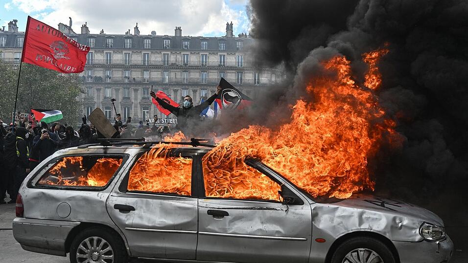 In Frankreich ist die Lage nicht nur in der Hauptstadt eskaliert - Bayerns Innenminister Joachim Herrmann (CSU) warnt davor, dass sich derartige Entwicklungen auch bis nach Deutschland durchsetzen könnten. (Archivbild) In Frankreich ist die Lage nicht nur in der Hauptstadt eskaliert - Bayerns Innenminister Joachim Herrmann (CSU) warnt davor, dass sich derartige Entwicklungen auch bis nach Deutschland durchsetzen könnten. (Archivbild)