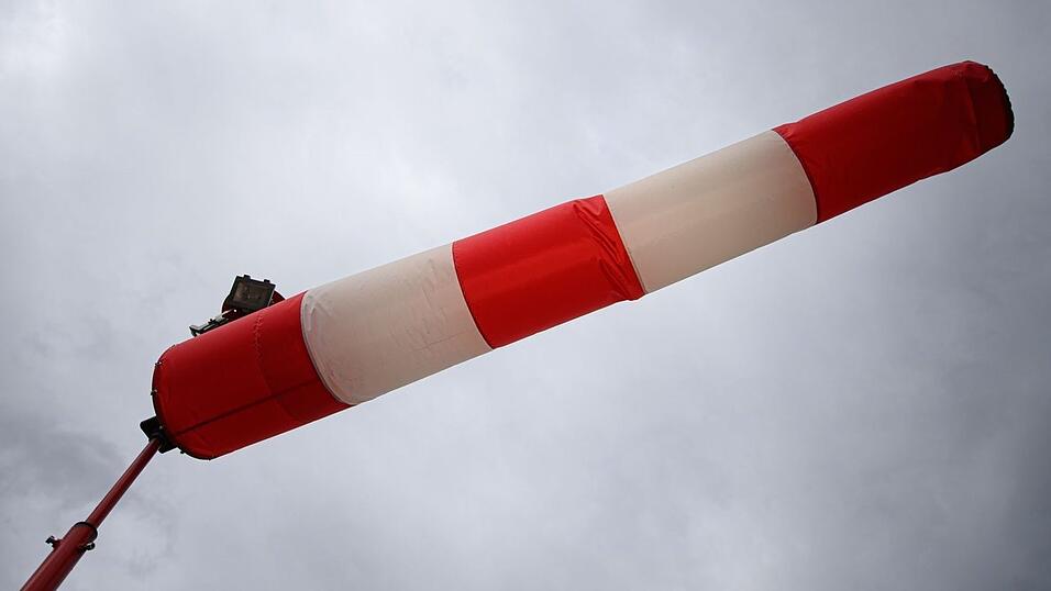 Eine Windfahne zeigt die Windrichtung an. Eine Windfahne zeigt die Windrichtung an.