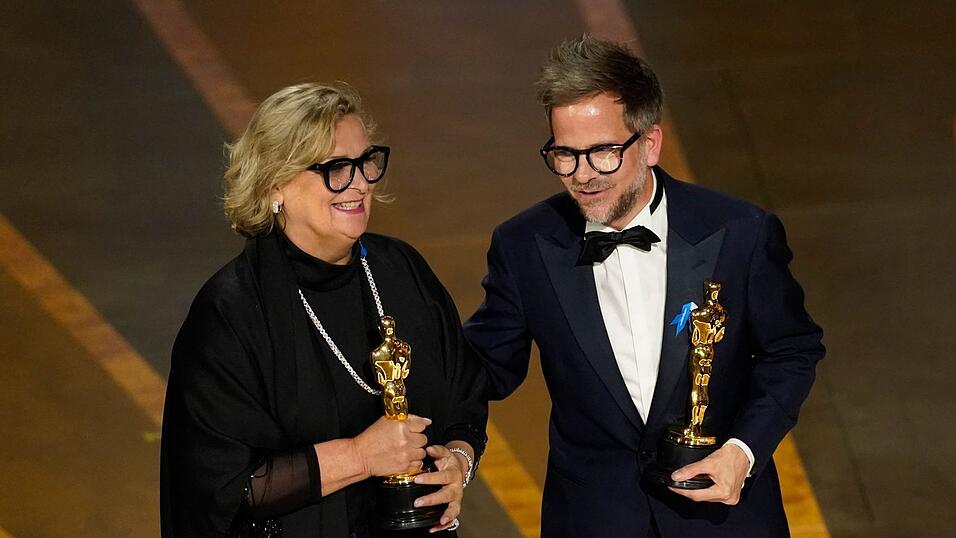 Sie nehmen den dritten Oscar f&uuml;r 'Im Westen nichts Neues' entgegen: Ernestine Hipper und Christian M. Goldbeck werden f&uuml;r das beste Produktionsdesign ausgezeichnet.