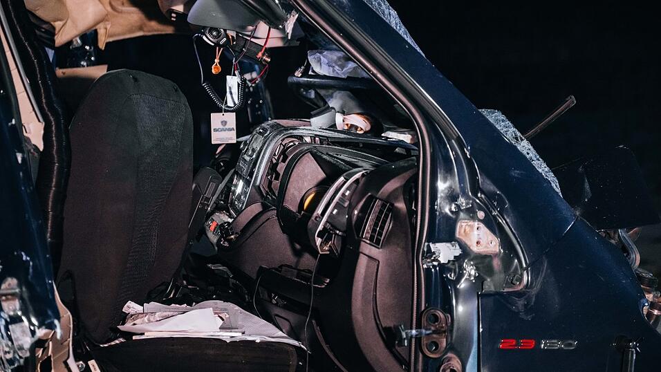 Die Einsatzkräfte mussten am Freitagmorgen zu einem schweren Unfall auf der B299 ausrücken. Die Einsatzkräfte mussten am Freitagmorgen zu einem schweren Unfall auf der B299 ausrücken.